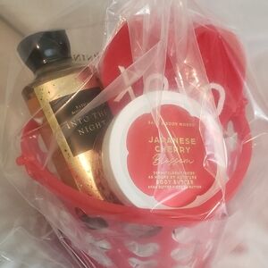 Bath & Body Works Gift Set with Body Butter, Body Wash, Heart Scrubber